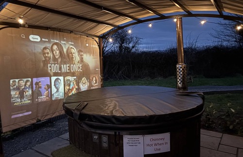 Dwyran Cabin | Dog-Friendly Cozy Winter Glamping Pod With Hot Tub