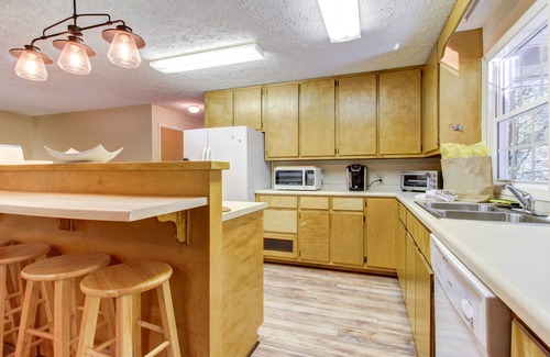 Clarkesville Cabin | Dog-friendly creekfront cabin on 2.5 wooded acres with game room, screened porch