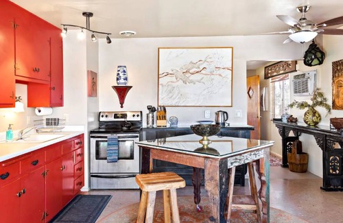 Wonder Valley House | Dog-friendly desert retreat with mountain view - pool, hot tub, sun room & W/D