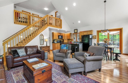 Sturgeon Bay House | Dog-Friendly Door County Cottage | Wooded 3 Acres + Screen Porch + Fire pit