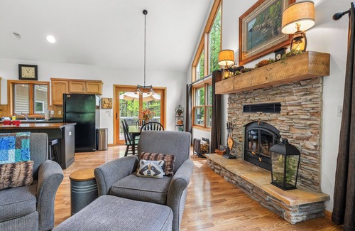 Sturgeon Bay House | Dog-Friendly Door County Cottage | Wooded 3 Acres + Screen Porch + Fire pit