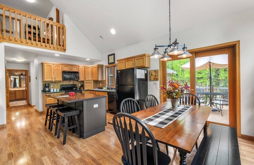 Sturgeon Bay House | Dog-Friendly Door County Cottage | Wooded 3 Acres + Screen Porch + Fire pit