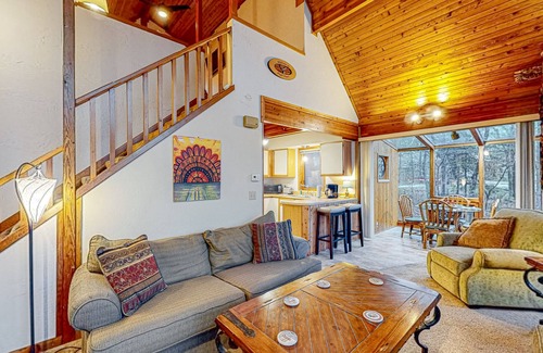 Eureka Springs House | Dog-friendly duplex with fireplace, central AC & loft - on golf course