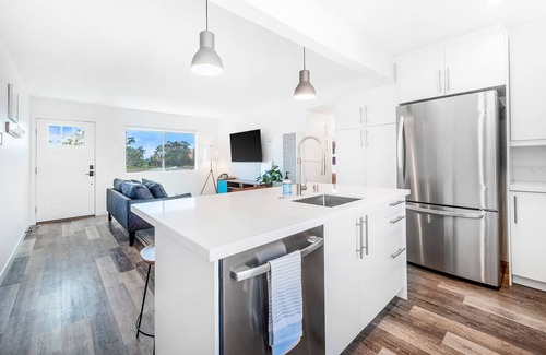 San Clemente House | Dog-friendly duplex with washer/dryer, two full kitchens, & large backyard