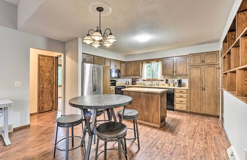Eden Prairie Condo | Dog-Friendly Eden Prairie Escape: Near Beach!