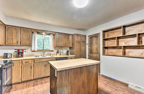 Eden Prairie Condo | Dog-Friendly Eden Prairie Escape: Near Beach!