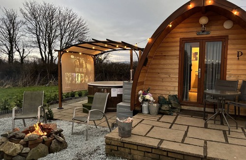 Dwyran Cabin | Dog-Friendly Executive Glamping Pod With Hot Tub