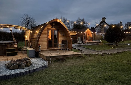 Dwyran Cabin | Dog-Friendly Executive Glamping Pod With Hot Tub