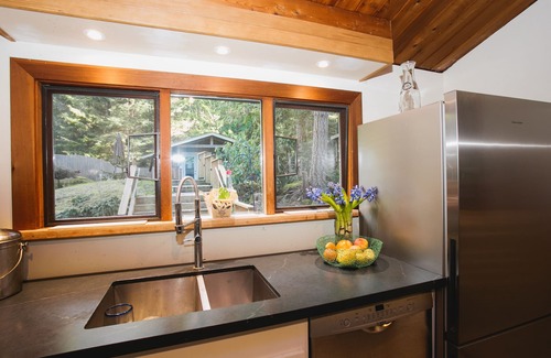 Bowen Island House | Dog-Friendly Family Getaway on Bowen