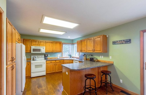 Rockford Bay House | Dog-Friendly Family Getaway with Two Canoes, Rec Room & Lake Access Nearby