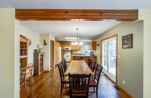 Rockford Bay House | Dog-Friendly Family Getaway with Two Canoes, Rec Room & Lake Access Nearby
