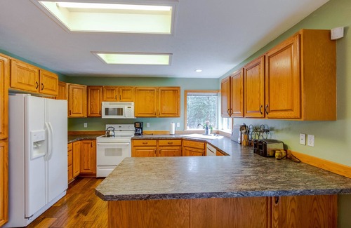 Rockford Bay House | Dog-Friendly Family Getaway with Two Canoes, Rec Room & Lake Access Nearby