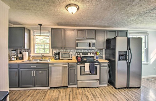 Fayetteville House | Dog-Friendly Fayetteville Home w/Hot Tub!