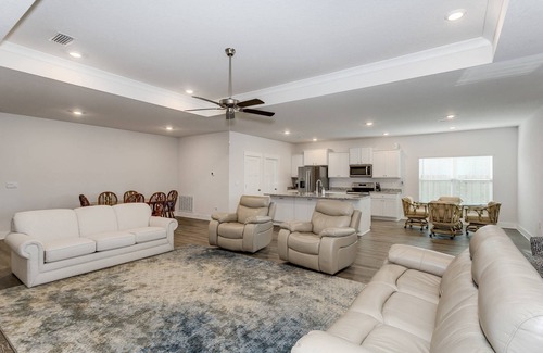 Gulf Breeze House | Dog Friendly |Fenced |New Build |Screened Patio |Minutes To Beach |King Master |2 Queens |Bunk Room