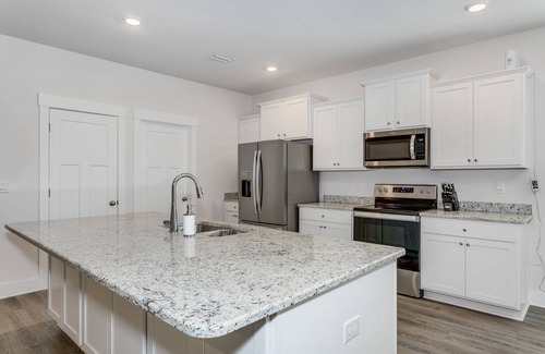 Gulf Breeze House | Dog Friendly |Fenced |New Build |Screened Patio |Minutes To Beach |King Master |2 Queens |Bunk Room