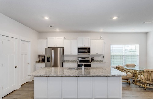 Gulf Breeze House | Dog Friendly |Fenced |New Build |Screened Patio |Minutes To Beach |King Master |2 Queens |Bunk Room