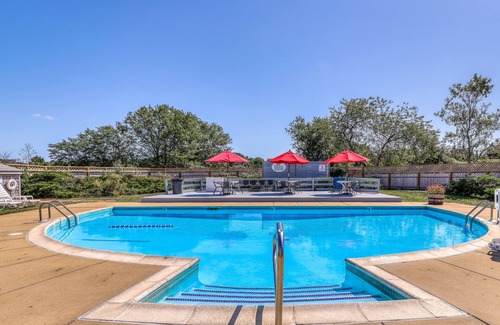 Oak Bluffs Condo | Dog-friendly first-floor seaside cottage with pool & tennis courts