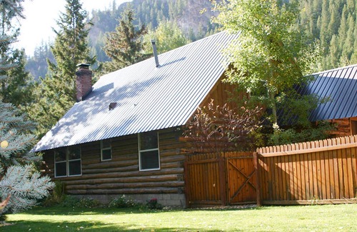 Ketchum House | Dog-Friendly Fishing/Ski Log Home by River/Mountain – a Feeling of Old Ketchum