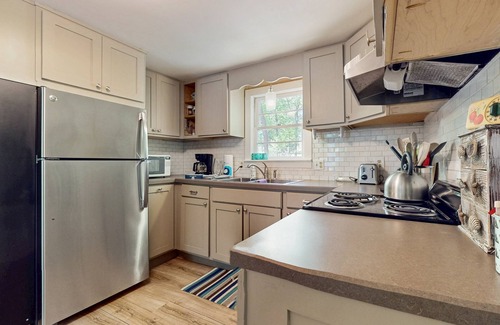 North Eastham House | Dog-friendly forest cottage with firepit & great deck, walk to bay beaches