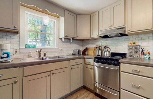 North Eastham House | Dog-friendly forest cottage with firepit & great deck, walk to bay beaches