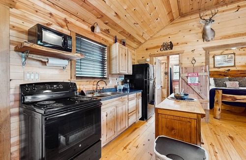 Fredericksburg Cabin | Dog-friendly gem on 11 acres w/valley views, deck, gas grill, fireplace, hot tub