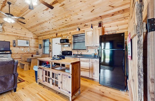 Fredericksburg Cabin | Dog-friendly gem on 11 acres w/valley views, deck, gas grill, fireplace, hot tub