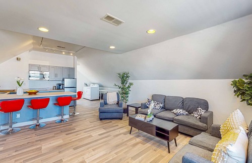 Dorchester House | Dog-friendly, genuine 1892 Victorian getaway with loft, near the Bay