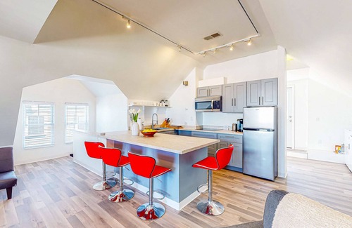 Dorchester House | Dog-friendly, genuine 1892 Victorian getaway with loft, near the Bay