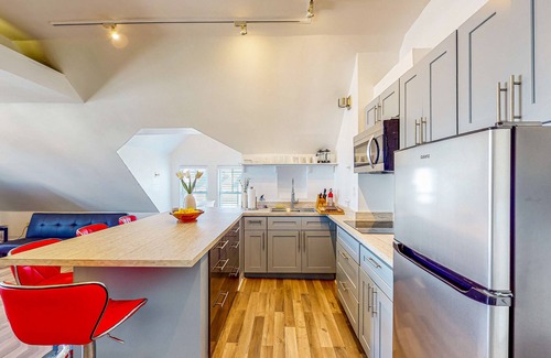 Dorchester House | Dog-friendly, genuine 1892 Victorian getaway with loft, near the Bay