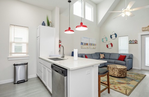 Corpus Christi House | Dog-Friendly Getaway with Fun Amenities, Just Steps from the Beach