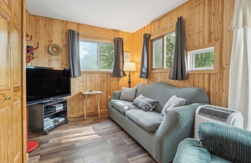 Hastings Cottage | Dog-Friendly Hastings Vacation Rental Near Lake!