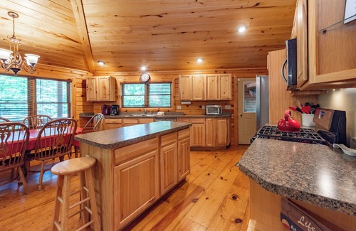 Oakland House | Dog Friendly Hexagon Log Cabin Near Deep Creek Lake
