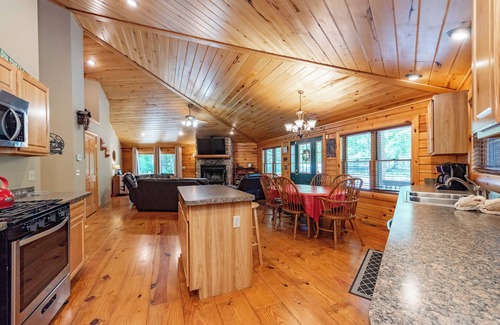 Oakland House | Dog Friendly Hexagon Log Cabin Near Deep Creek Lake