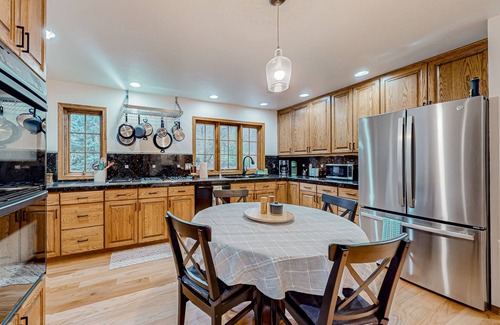 The Dalles House | Dog-friendly hilltop estate with fireplace & incredible Columbia River view