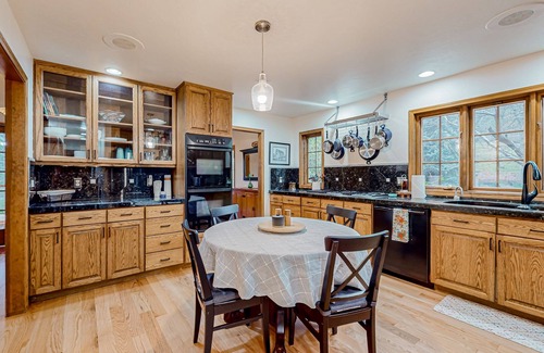 The Dalles House | Dog-friendly hilltop estate with fireplace & incredible Columbia River view