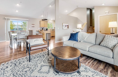 East Wenatchee House | Dog-friendly home with WiFi, hot tub, seasonal firepit, two office spaces