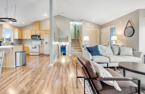 East Wenatchee House | Dog-friendly home with WiFi, hot tub, seasonal firepit, two office spaces