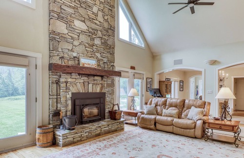 Londonderry House | Dog-Friendly Home 1/4 of a Mile from Magic Mountain Lifts w/ Gorgeous Ski Views