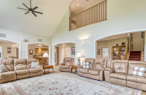 Londonderry House | Dog-Friendly Home 1/4 of a Mile from Magic Mountain Lifts w/ Gorgeous Ski Views