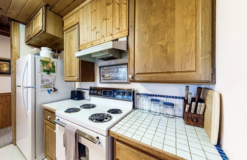 Nehalem House | Dog friendly home by river with WiFi, hot tub, fireplace, washer/dryer