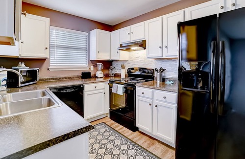 Historic Garderns House | Dog-friendly home - game room, enclosed yard - walk to downtown & Alamodome