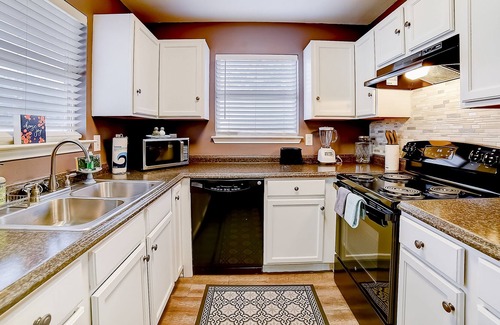 Historic Garderns House | Dog-friendly home - game room, enclosed yard - walk to downtown & Alamodome