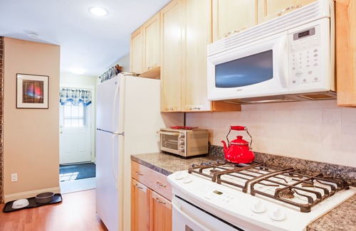 Seal Cove Cottage | Dog-friendly home in great locale close to the ocean with yard, streaming, W/D