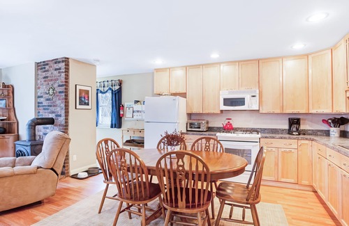 Seal Cove Cottage | Dog-friendly home in great locale close to the ocean with yard, streaming, W/D