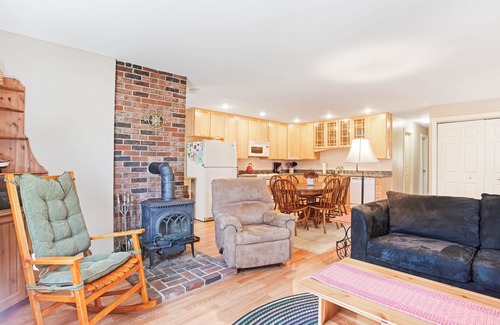 Seal Cove Cottage | Dog-friendly home in great locale close to the ocean with yard, streaming, W/D