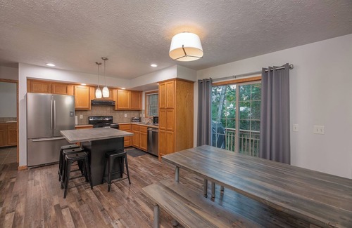 Townsend Cabin | Dog Friendly Home in Townsend - Outdoor Adventure-ready