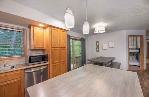 Townsend Cabin | Dog Friendly Home in Townsend - Outdoor Adventure-ready