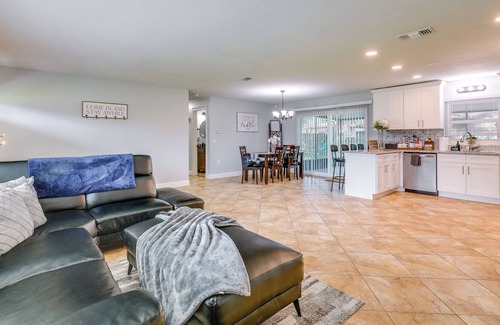 East County Civic Group House | Dog-Friendly Home in Valrico w/ Private Pool!