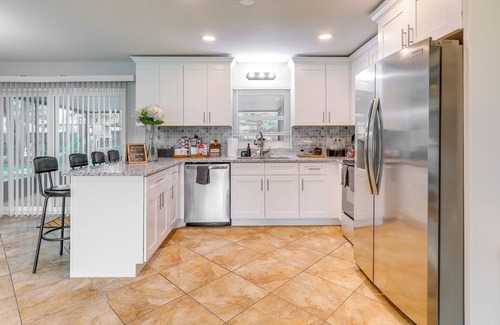 East County Civic Group House | Dog-Friendly Home in Valrico w/ Private Pool!