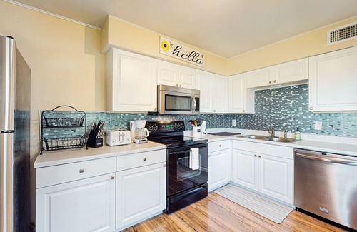 Interchange Square House | Dog-friendly home near the beach with large backyard - snowbird-friendly